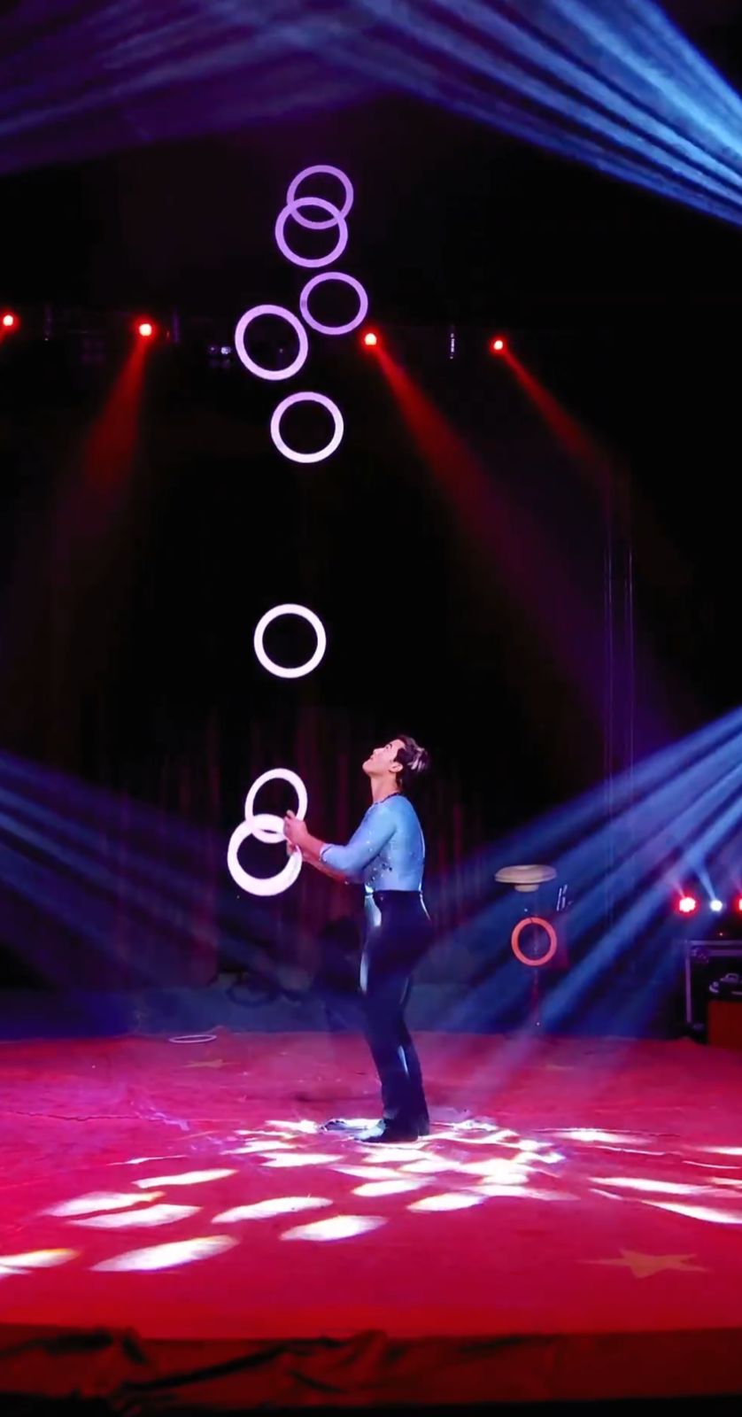 Malabaristas com objetos em chamas