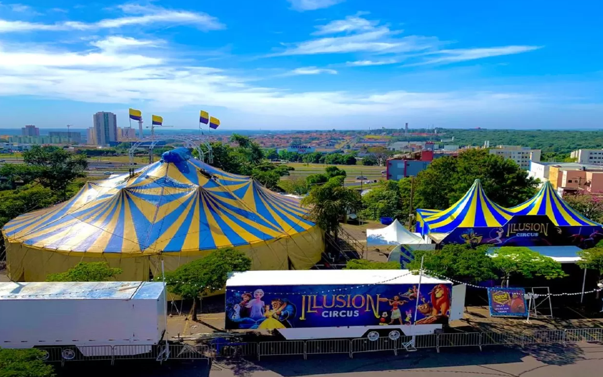 Lona do circo iluminada à noite